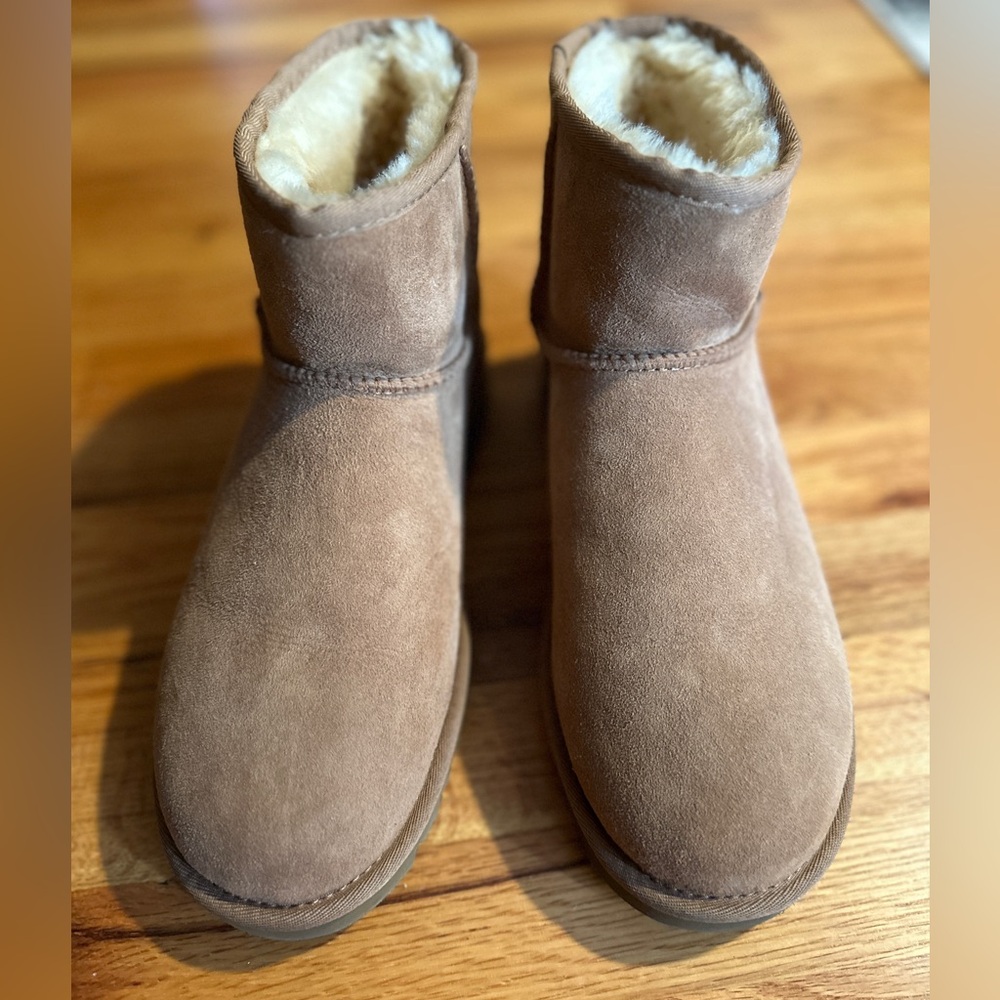 Size 10 woman’s short Ugg boots. Worn once. In new condition.